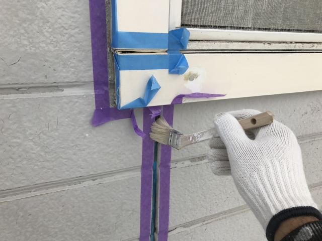 コーキング塗装がひび割れる原因と修理方法