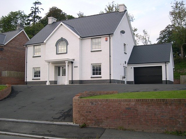 汚れやすいホワイト外壁の白さを保つ方法は？