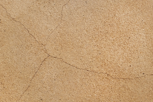 細かいひび割れは劣化の初期症状！ヘアークラックの原因と対策法