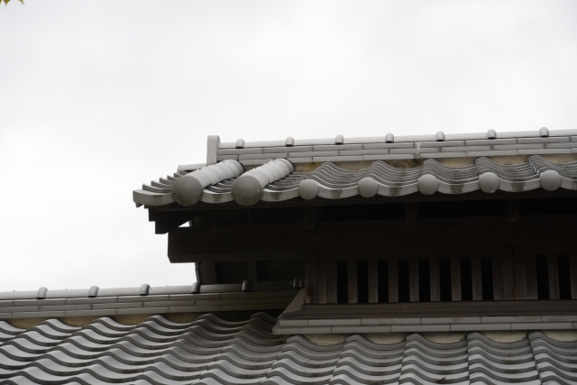 種類によって大幅な違いが！瓦の葺き替え時期の目安と費用